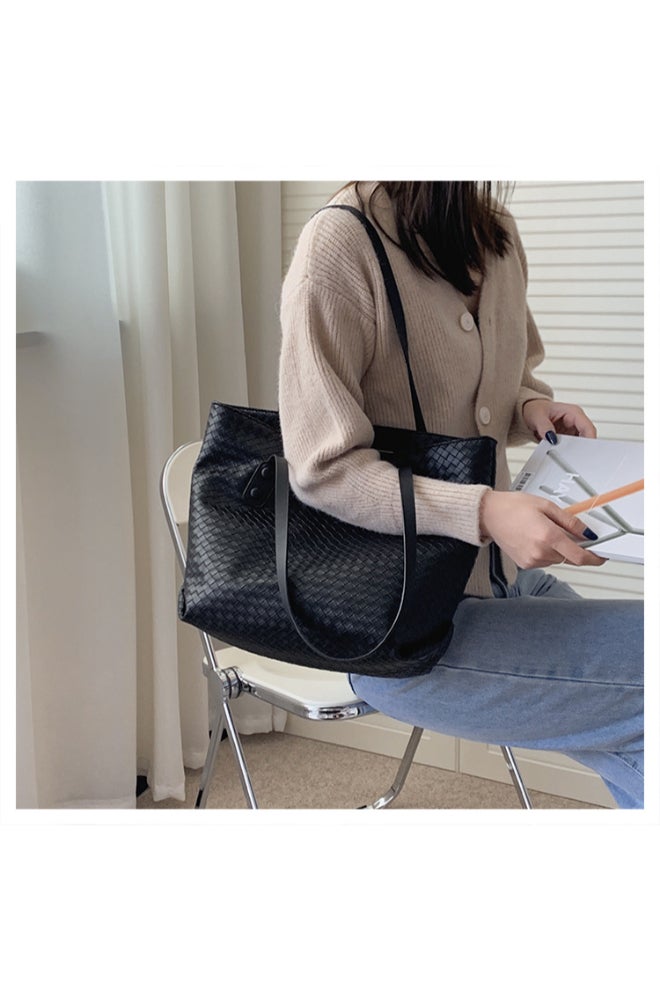 High Capacity Woven One Shoulder Bag Black  - Image 4