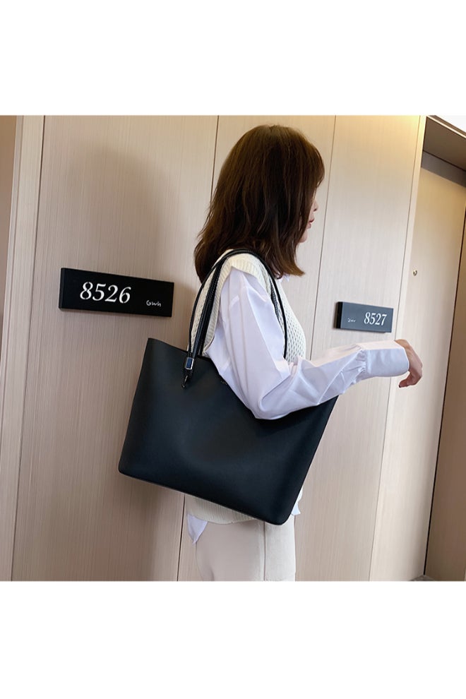 Large Capacity Woven One Shoulder Bag Black  - Image 2