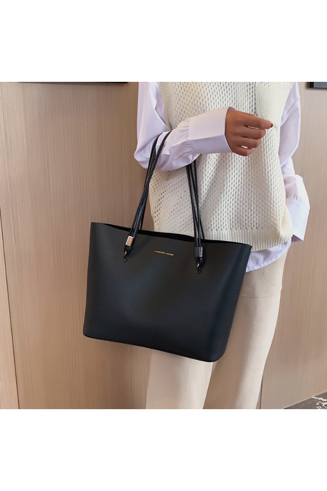 Large Capacity Woven One Shoulder Bag Black  - Image 3