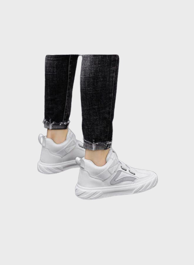 بيوينتي سنيكرز برقبة منخفضة من مجموعة الخريف أبيض/رمادي - Image 4