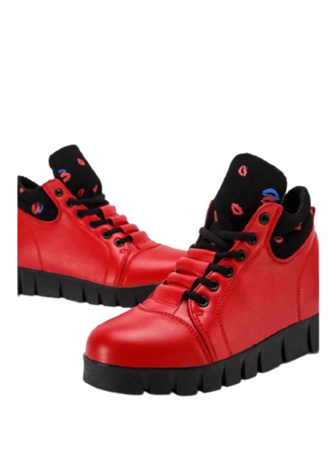 بيوينتي سنيكرز برباط ورقبة عالية للنساء أحمر وأسود - Image 3