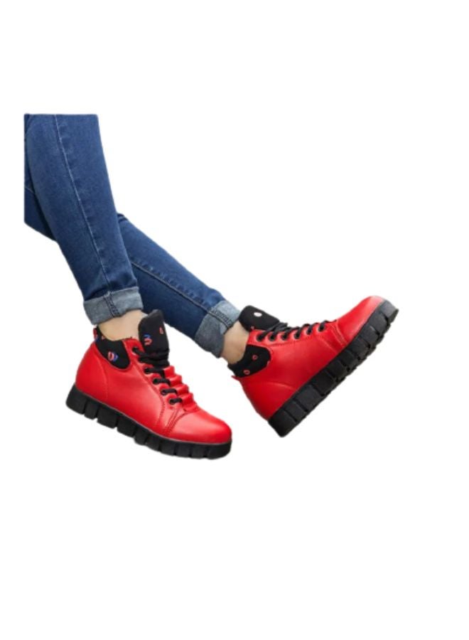 بيوينتي سنيكرز برباط ورقبة عالية للنساء أحمر وأسود - Image 5