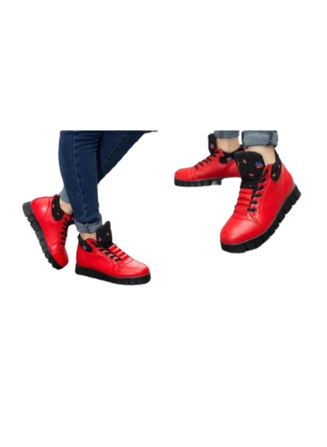 بيوينتي سنيكرز برباط ورقبة عالية للنساء أحمر وأسود - Image 4