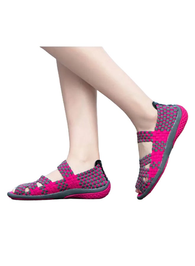 بيوينتي صندل كاجوال منسوج يدويا مزين بطبعة وردي/رمادي - Image 2