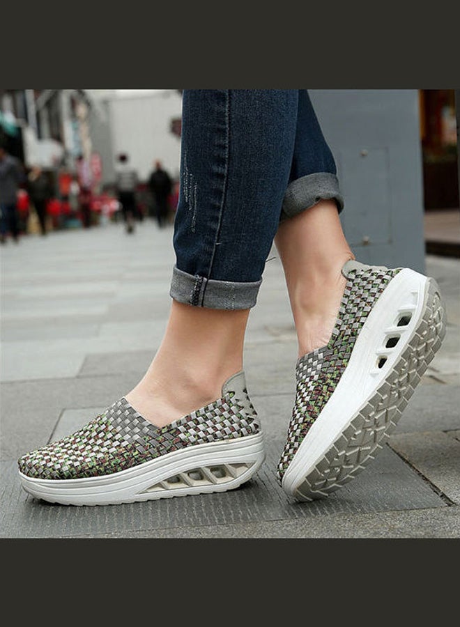 بيوينتي حذاء من دون رباط بمقدمة مستديرة وتفاصيل نسيجية أخضر/أبيض - Image 2