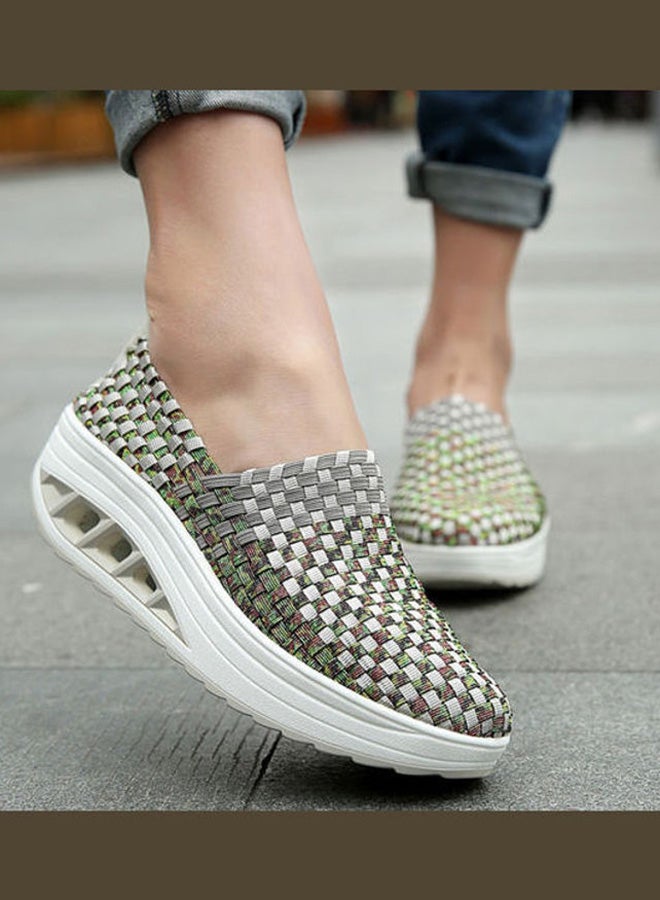 بيوينتي حذاء من دون رباط بمقدمة مستديرة وتفاصيل نسيجية أخضر/أبيض - Image 4