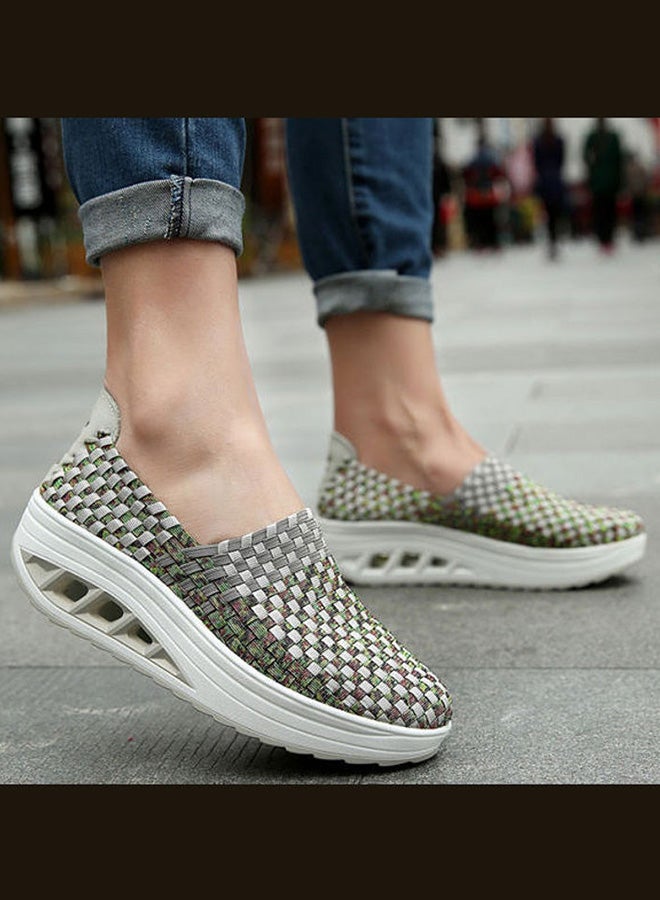 بيوينتي حذاء من دون رباط بمقدمة مستديرة وتفاصيل نسيجية أخضر/أبيض - Image 5