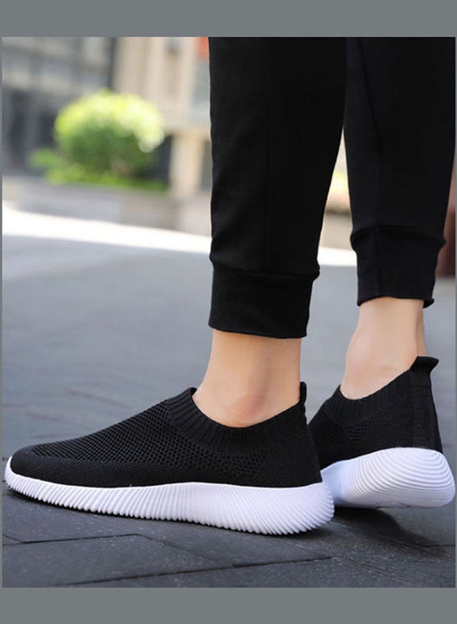 بيوينتي حذاء رياضي محبوك خفيف الوزن للنساء أسود/ أبيض - Image 5