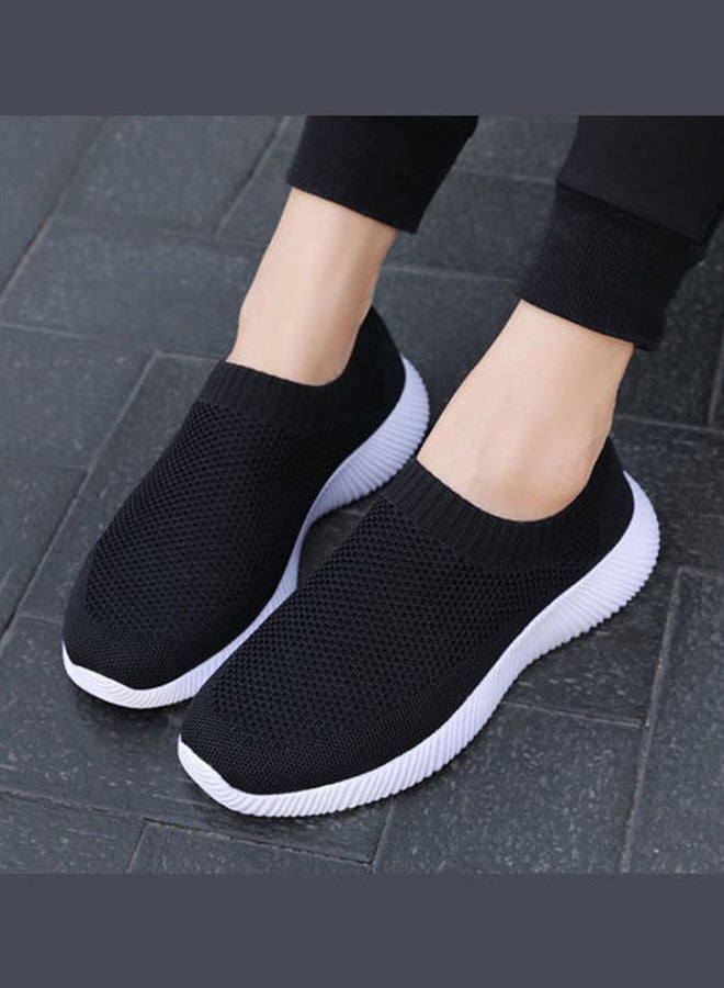 بيوينتي حذاء رياضي محبوك خفيف الوزن للنساء أسود/ أبيض - Image 3