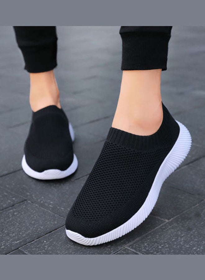 بيوينتي حذاء رياضي محبوك خفيف الوزن للنساء أسود/ أبيض - Image 4