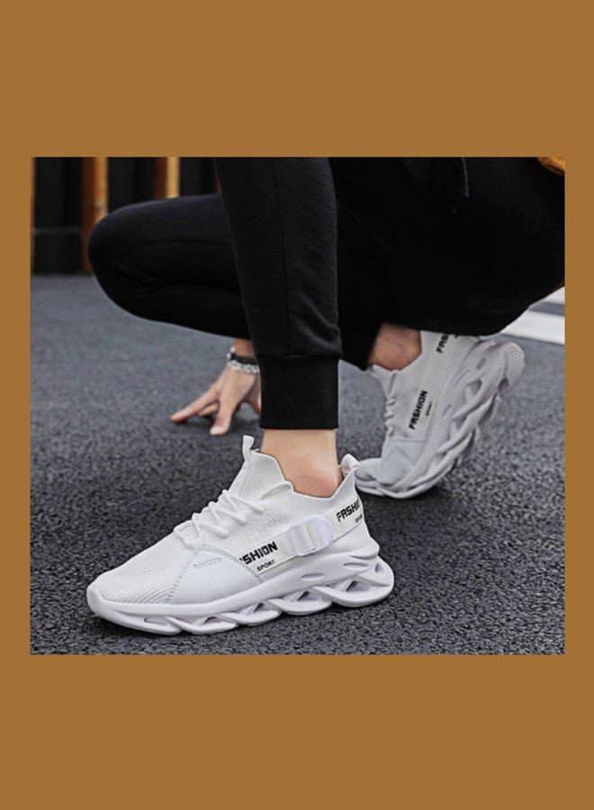 بيوينتي حذاء رياضي كاجوال برقبة منخفضة أبيض/ أسود - Image 2