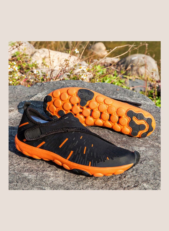 بيوينتي سنيكرز برقبة منخفضة وتصميم سريع الجفاف أسود/برتقالي/رمادي - Image 5