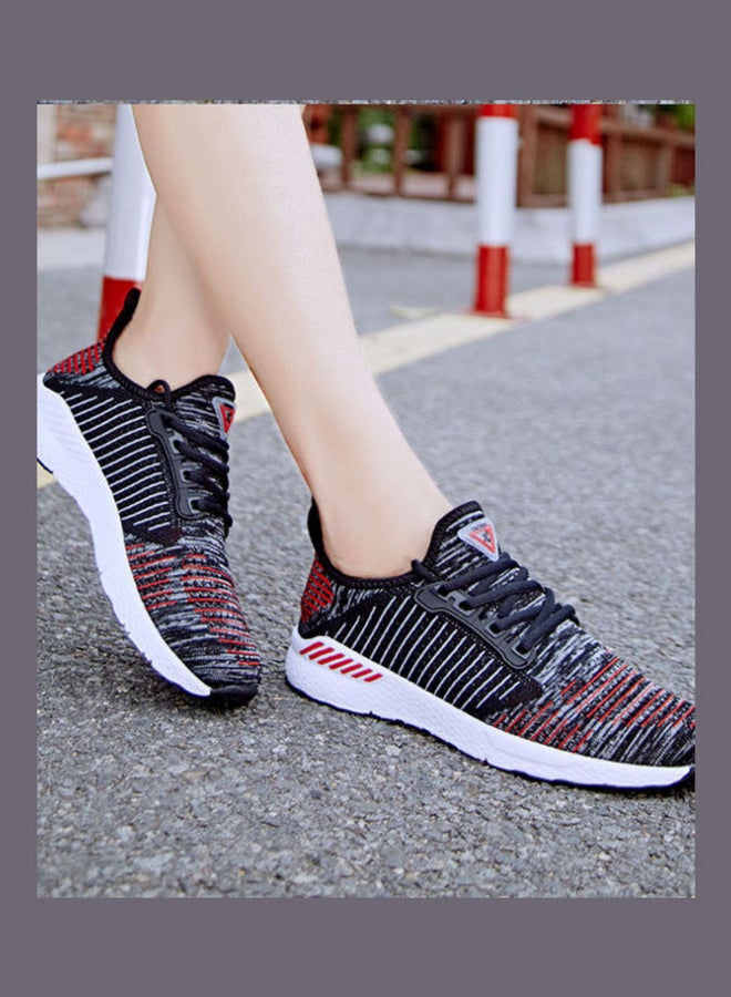 بيوينتي سنيكرز خفيف برقبة منخفضة وتصميم بنمط خيوط أسود/أحمر/رمادي - Image 5