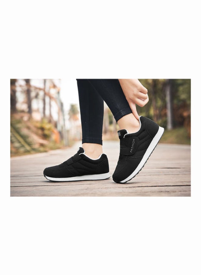 بيوينتي سنيكرز برقبة منخفضة للنساء أسود/ أبيض - Image 5