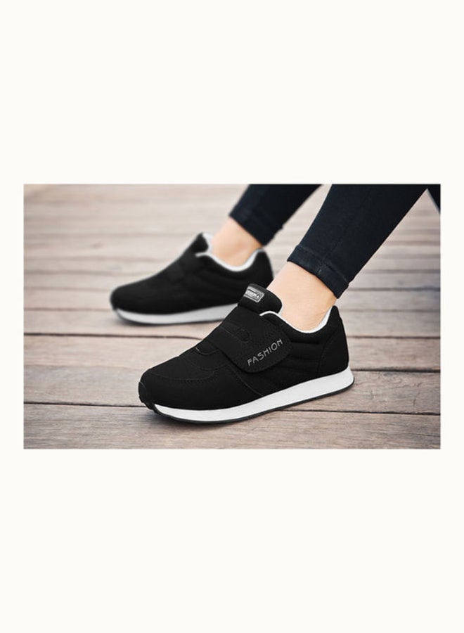 بيوينتي سنيكرز برقبة منخفضة للنساء أسود/ أبيض - Image 3