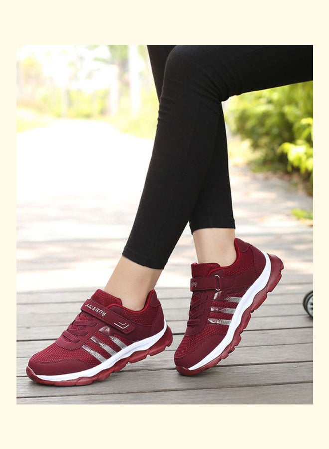 بيوينتي سنيكرز برقبة منخفضة للنساء أحمر/رمادي - Image 3