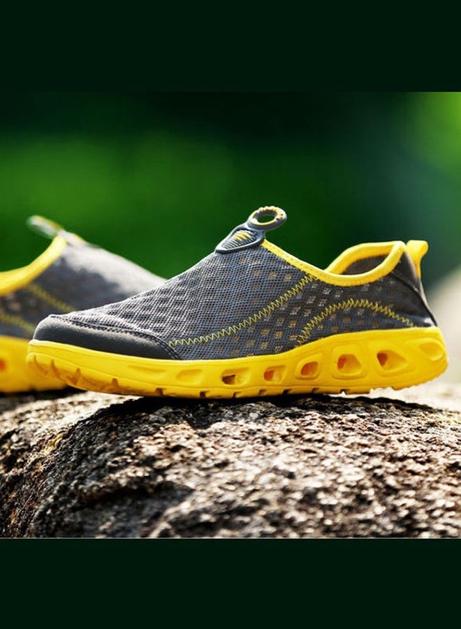 بيوينتي حذاء رياضي بدون رباط مزين بقماش شبكي للرجال - Image 3