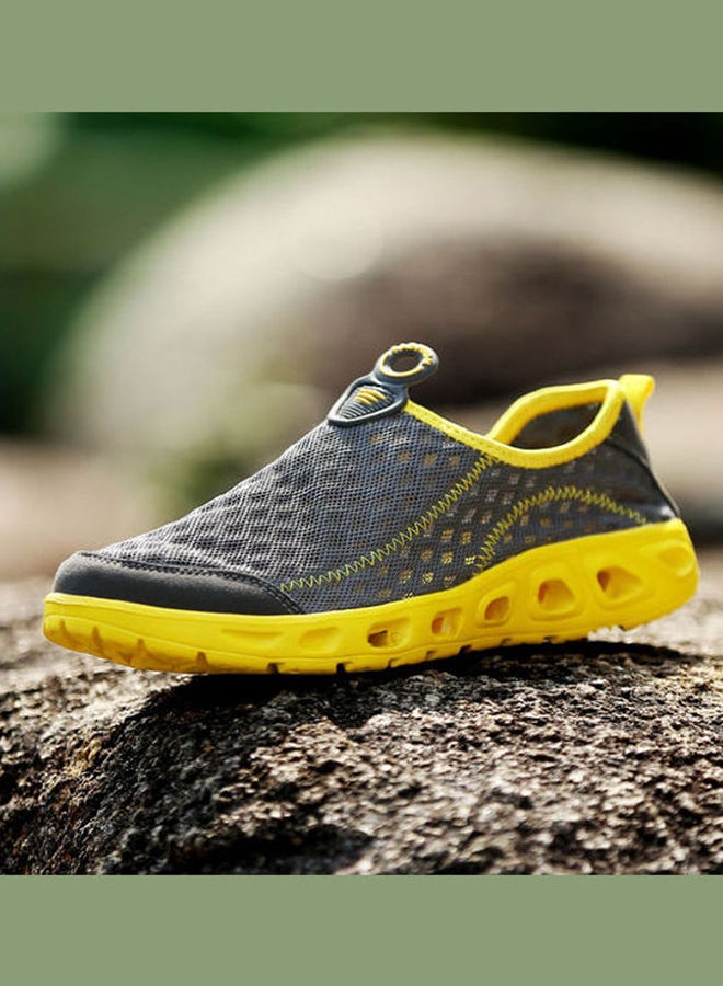 بيوينتي حذاء رياضي بدون رباط مزين بقماش شبكي للرجال - Image 2