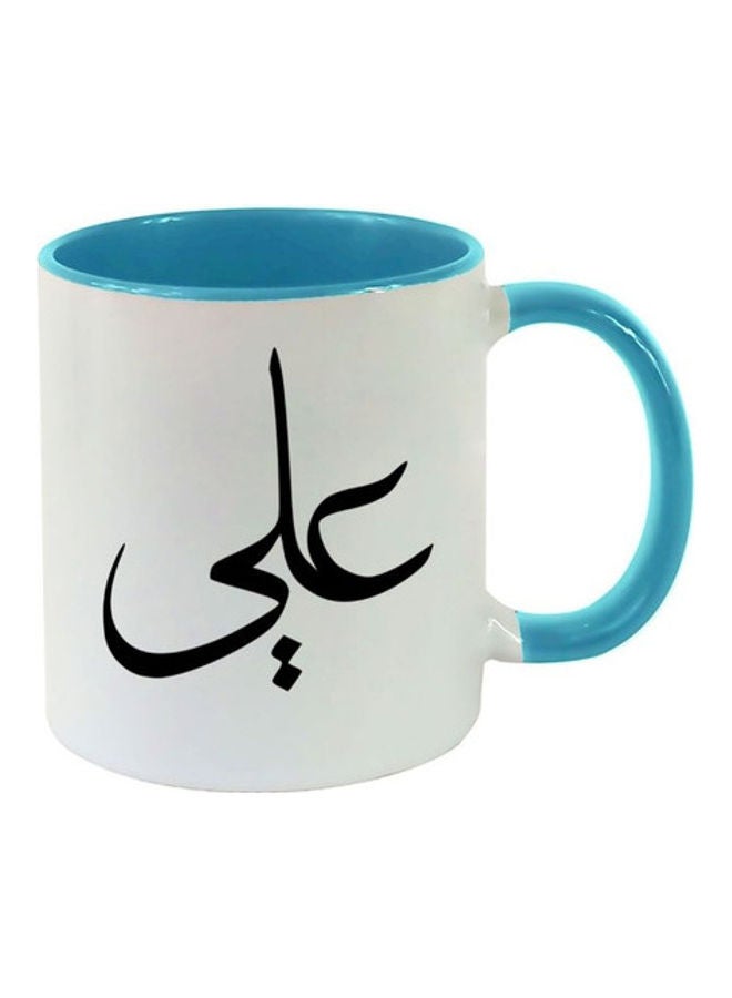 إم إي سي مج مطبوع عليه علم الخط العربي علي أزرق فاتح/ أبيض.