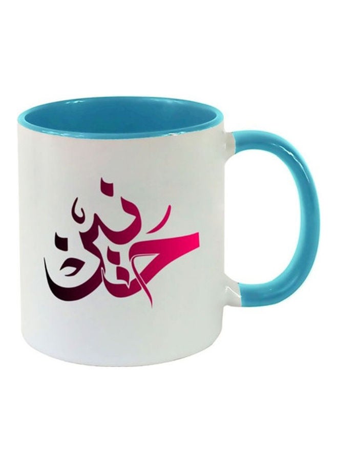 إم إي سي مج مطبوع بالخط العربي من هنين أزرق فاتح/ أبيض