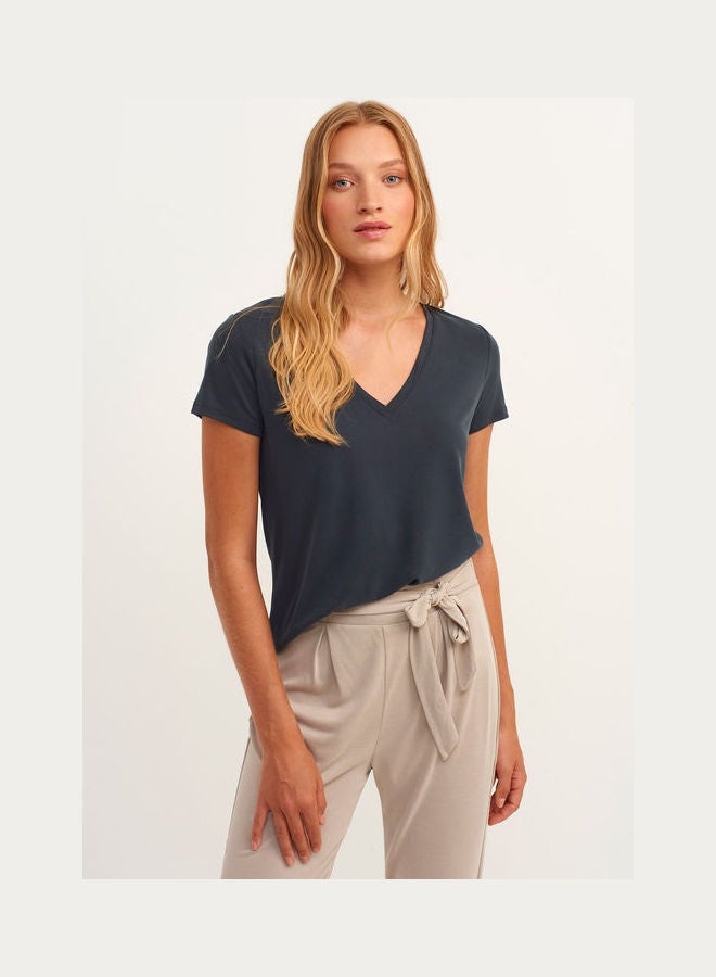 أو إكس إكس أو تي شيرت ناعم الملمس بفتحة رقبة على شكل حرف V - Image 1