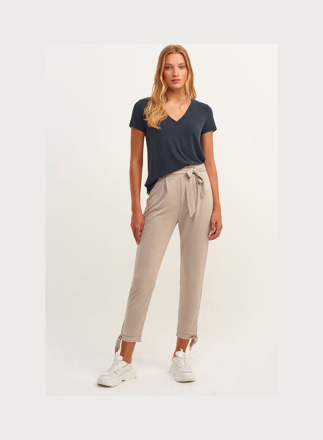 أو إكس إكس أو تي شيرت ناعم الملمس بفتحة رقبة على شكل حرف V - Image 2