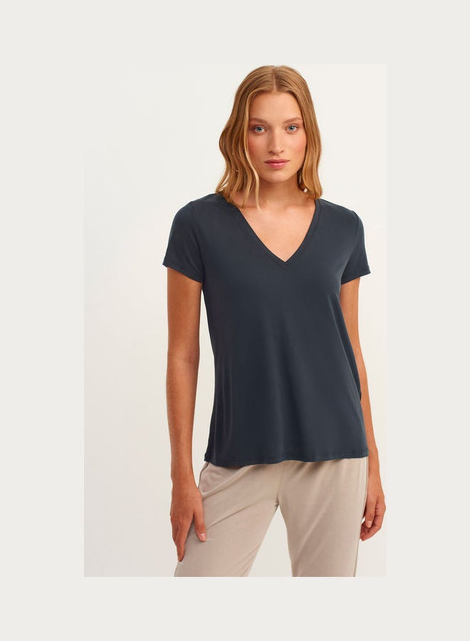 أو إكس إكس أو تي شيرت ناعم الملمس بفتحة رقبة على شكل حرف V - Image 3