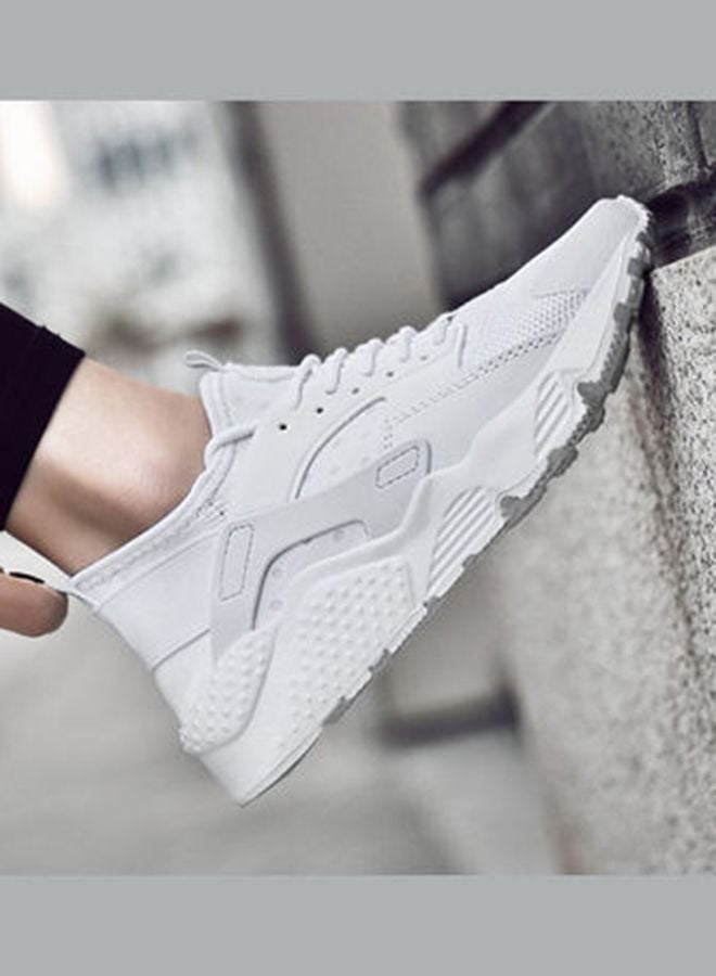 بيوينتي حذاء تدريب للرجال برباط ورقبة منخفضة أبيض - Image 4