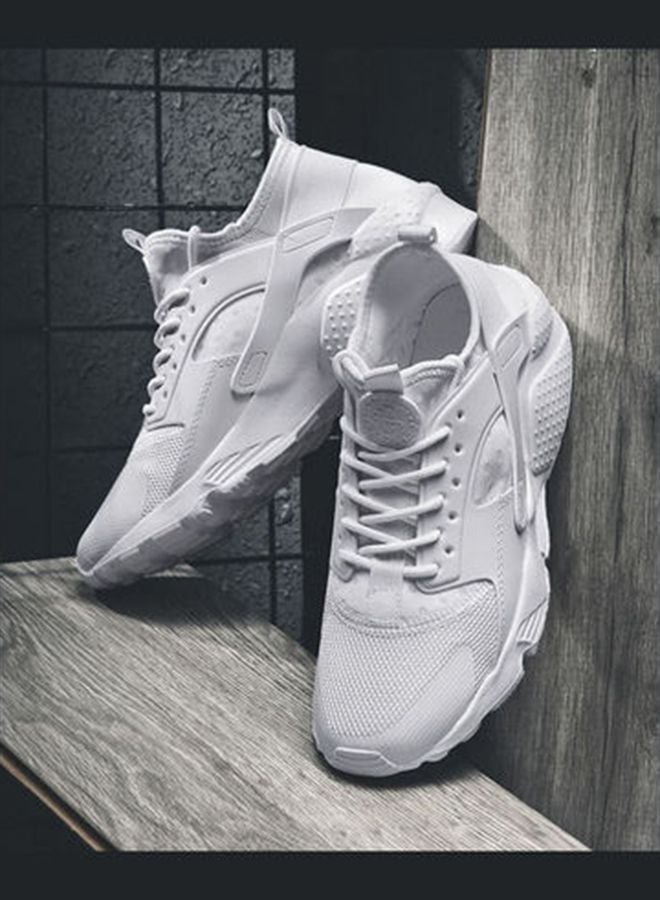 بيوينتي حذاء تدريب للرجال برباط ورقبة منخفضة أبيض - Image 3