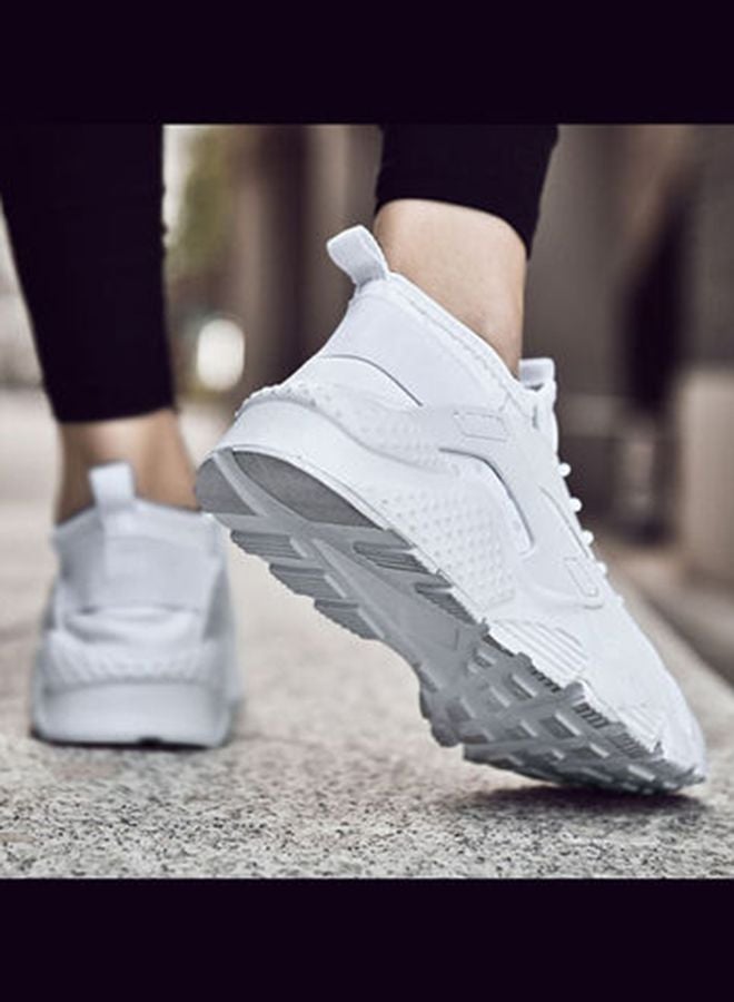 بيوينتي حذاء تدريب للرجال برباط ورقبة منخفضة أبيض - Image 5