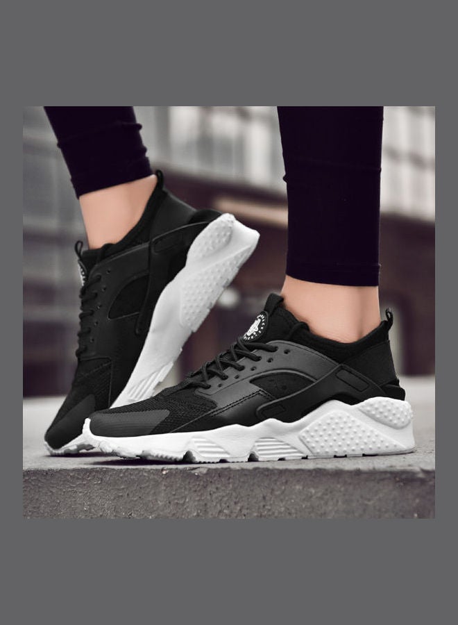 بيوينتي حذاء تدريب للرجال برباط ورقبة منخفضة أسود - Image 3