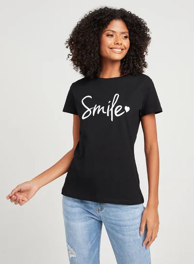 كلوزيت باي ستايلي تيشيرت مطبوع عليه شعار "Smile" أسود/ أبيض