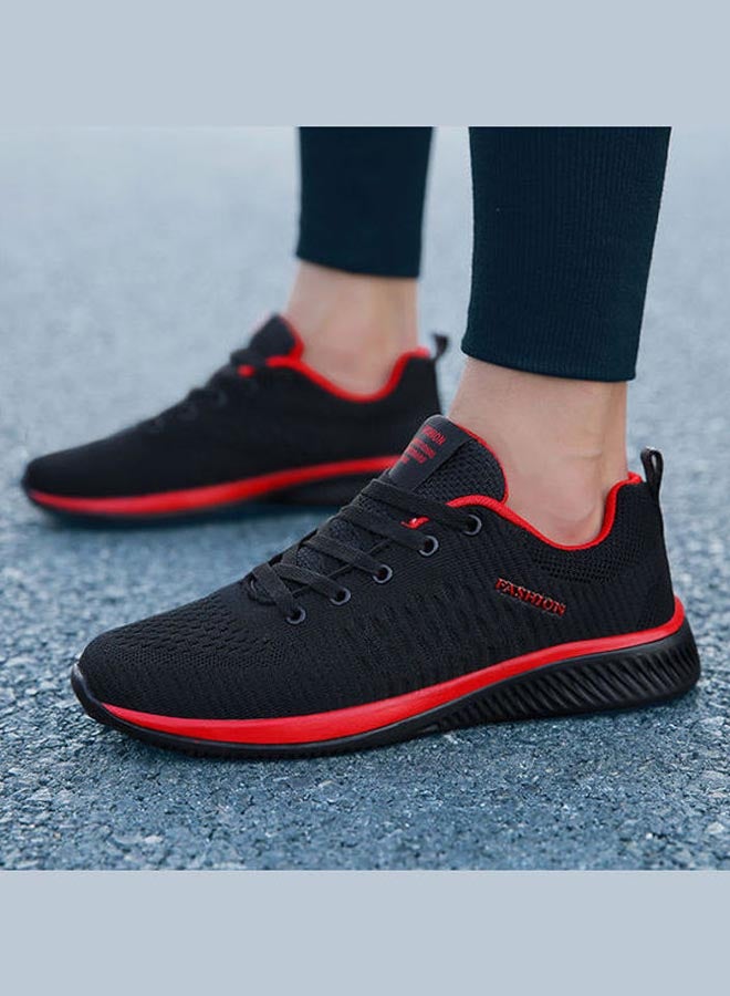 بيوينتي حذاء تدريب للرجال برباط للإغلاق وتفاصيل نسيجية أسود/أحمر - Image 4