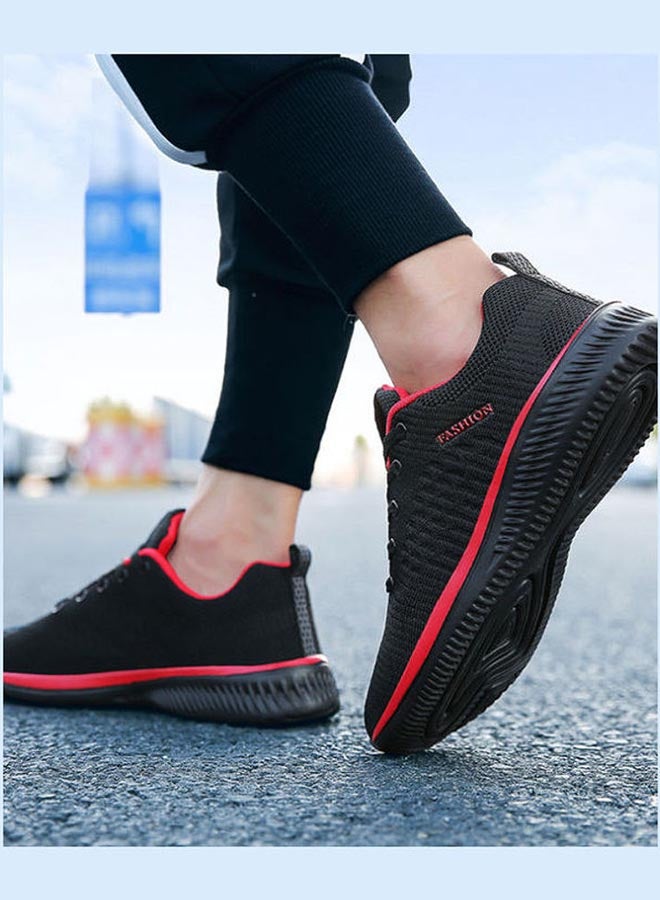 بيوينتي حذاء تدريب للرجال برباط للإغلاق وتفاصيل نسيجية أسود/أحمر - Image 5