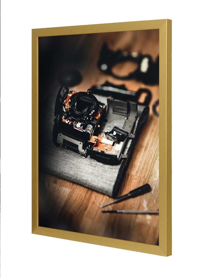 لوحة فنية بإطار لديكور الحائط بتصميم صورة لكاميرا مكسورة متعدد الألوان 33x43سم - Image 1