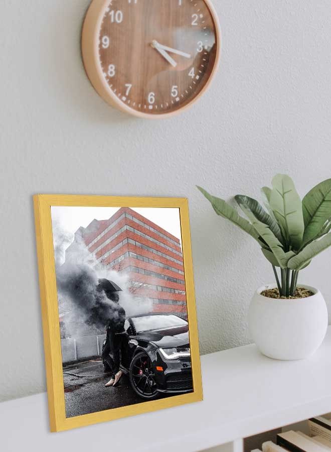 لوحة فنية بإطار لديكور الحائط تُمثل صورة رجل يميل على سيارة متعدد الألوان 33x43سم - Image 3