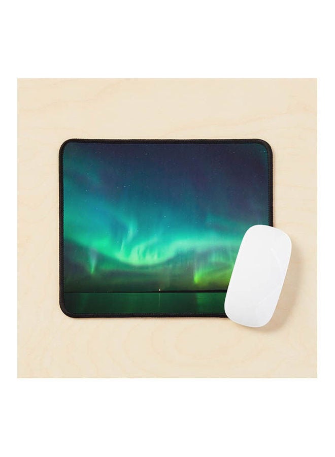 لوحة ماوس بتصميم أضواء شمالية تضيء فوق البحيرة متعدد الألوان