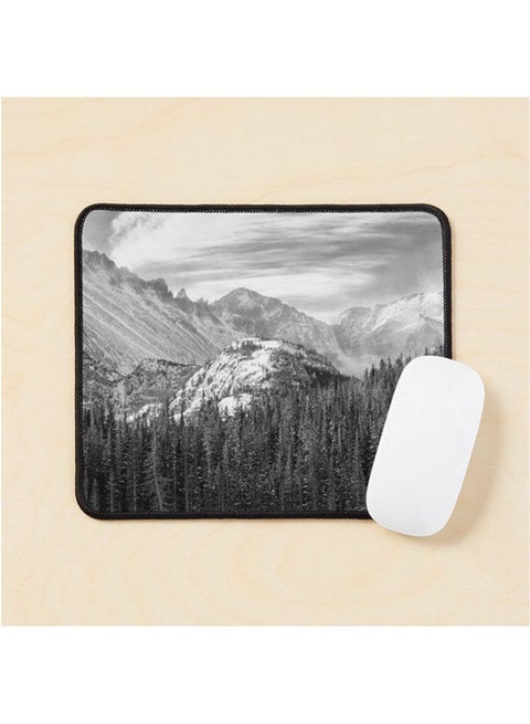 لوحة ماوس بطبعة جبال. متعددة الألوان.