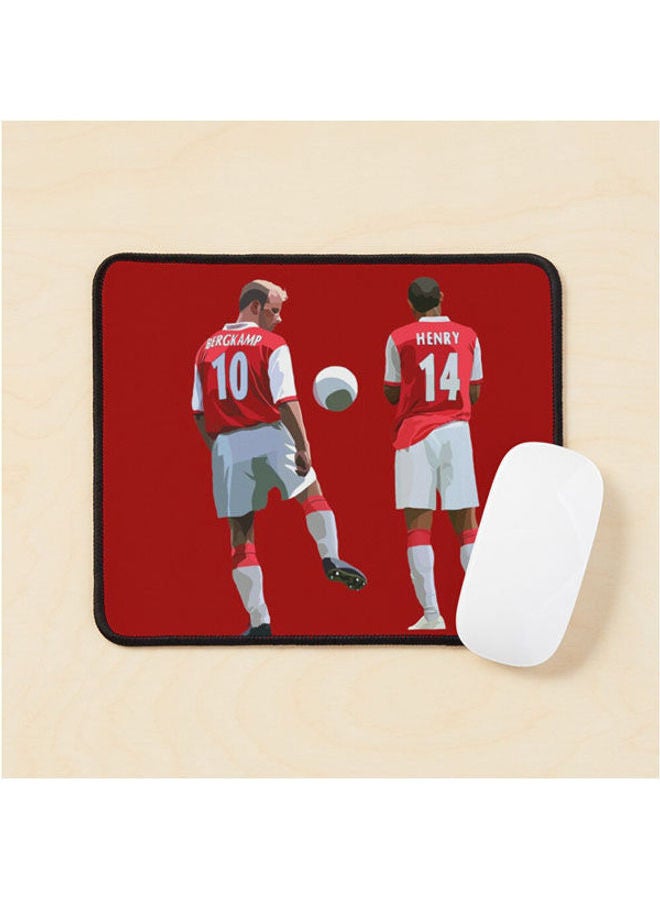 لوحة ماوس بطبعة لاعبيّ كرة السلة دينيس بيرغامب وتيري هنري. متعددة الألوان.