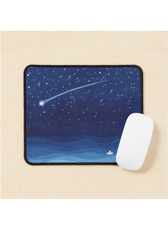 لوحة ماوس بتصميم نجوم وشهاب وقارب في البحر وأمواج المحيط بخلفية البحر الأزرق متعددة الألوان
