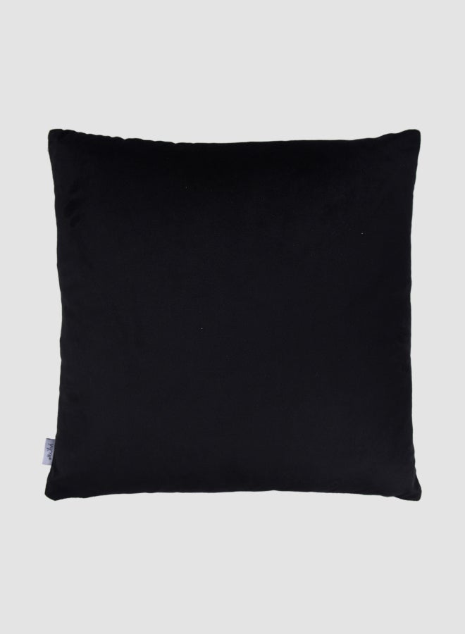 ايب اند فلو وسادة ديكور مخملية مزينة بطبعة بلون ذهبي تأتي ضمن أغراض الديكور المصنوعة من مواد بجودة فاخرة وفريدة لمنزل مثالي وأنيق أسود - Image 2