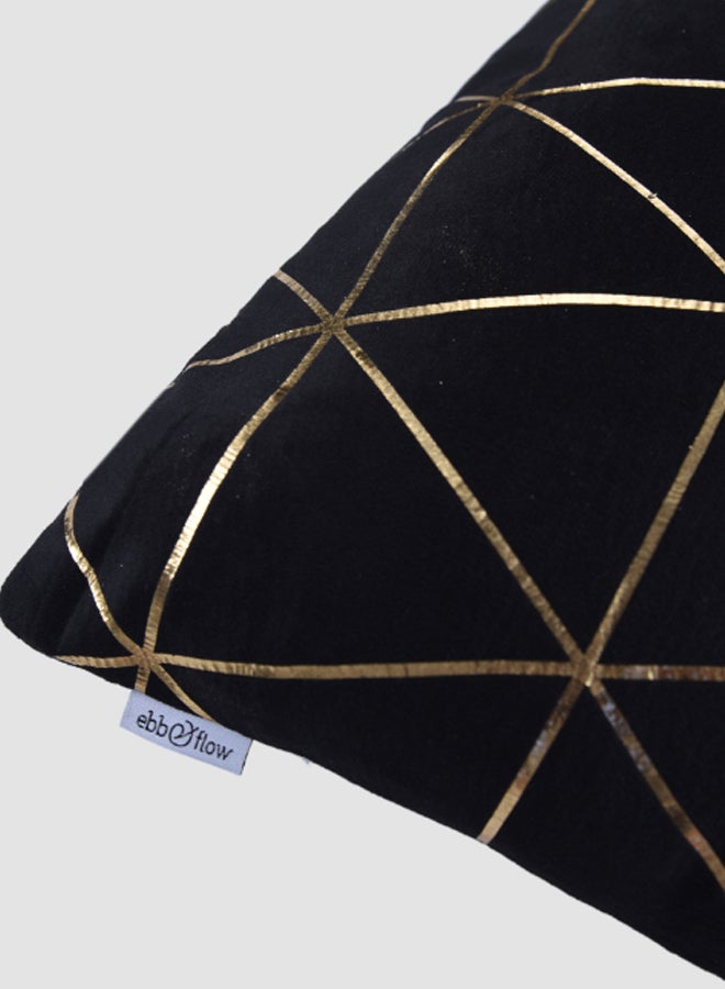 ايب اند فلو وسادة ديكور مخملية مزينة بطبعة بلون ذهبي تأتي ضمن أغراض الديكور المصنوعة من مواد بجودة فاخرة وفريدة لمنزل مثالي وأنيق أسود - Image 4