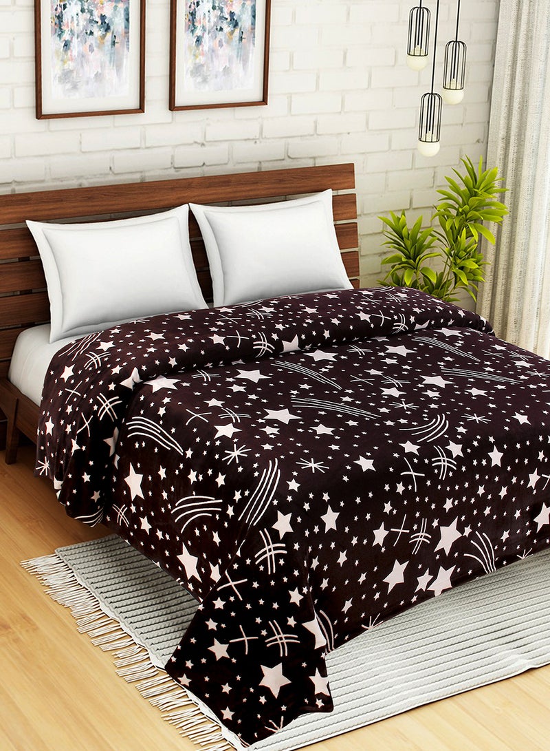 هوم تاون بطانية بطبقتين بينسونيك من بوليستر 100% بطبعة ووزن 420 جراماً لكل متر مربع مقاس كوين من هوم تاون بوليستر بني داكن/ أبيض Queen - Image 2