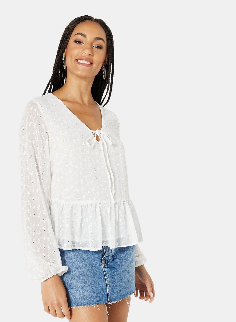 نيو لوك بلوزة مزينة بتطريز شيفلي وبربطة أمامية أبيض - Image 1