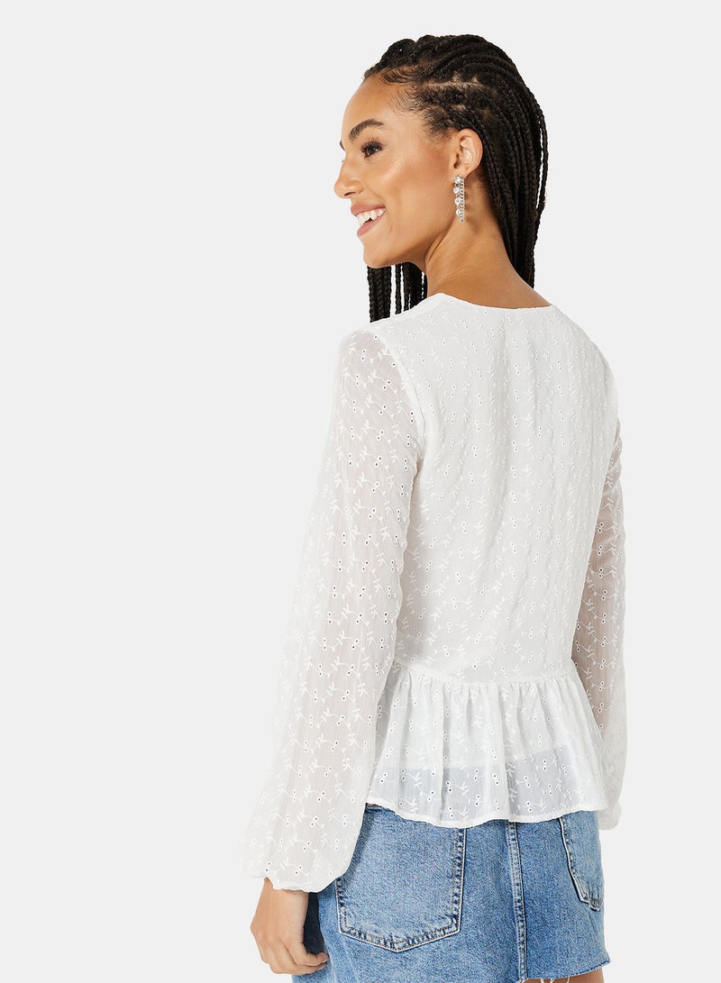 نيو لوك بلوزة مزينة بتطريز شيفلي وبربطة أمامية أبيض - Image 2