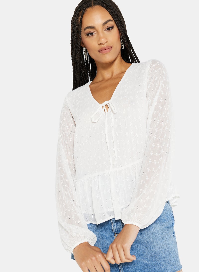 نيو لوك بلوزة مزينة بتطريز شيفلي وبربطة أمامية أبيض - Image 4