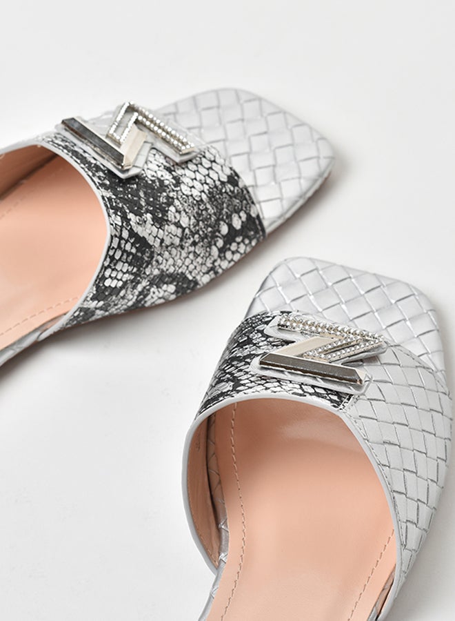 آيلا صندل مسطح بحزام عريض ونقشة مربعات فضي - Image 4