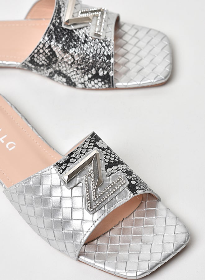 آيلا صندل مسطح بحزام عريض ونقشة مربعات فضي - Image 3