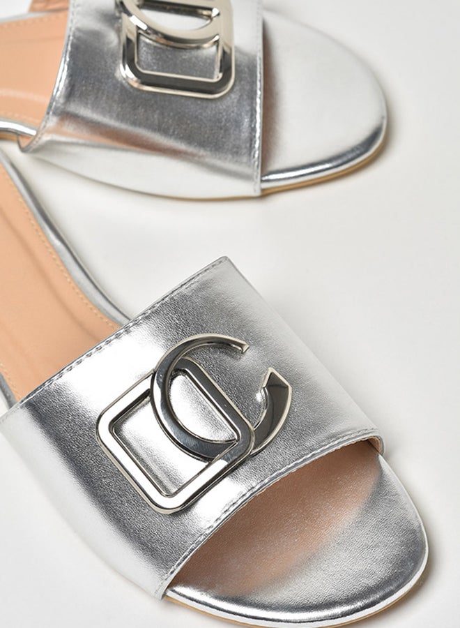 آيلا صندل بنعل مسطح مزين بشريط عريض ولامع فضي - Image 3