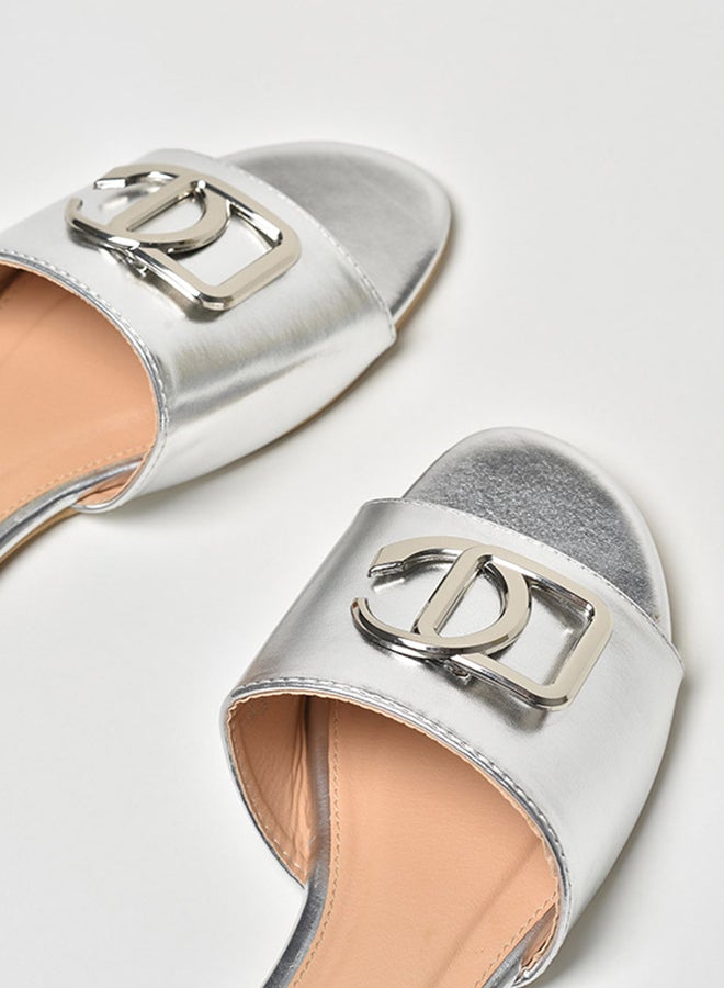 آيلا صندل بنعل مسطح مزين بشريط عريض ولامع فضي - Image 4